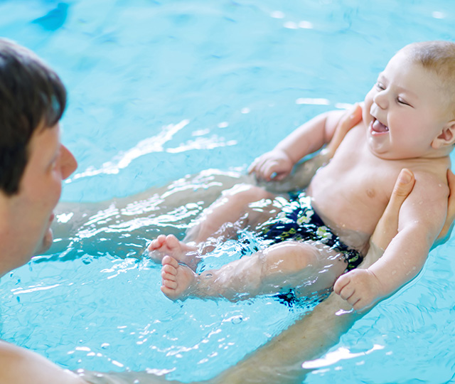 Recomendações de aulas de natação para bebês